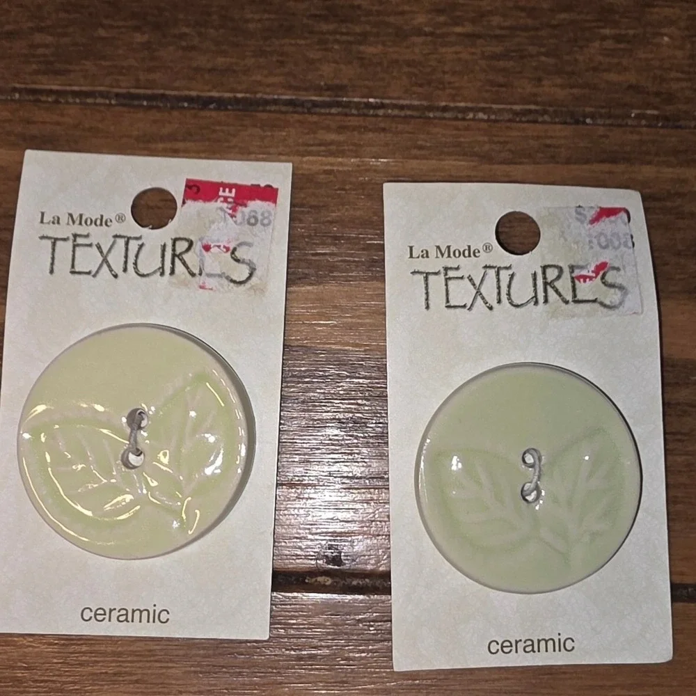 La Mode JHB International Ceramic Leaf Buttons Green 1.5in and 0.75in 4 Cards